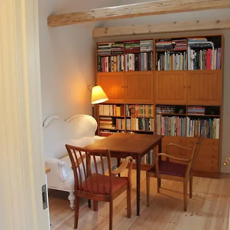 Charmerende Anneks Taet Pa Apartament